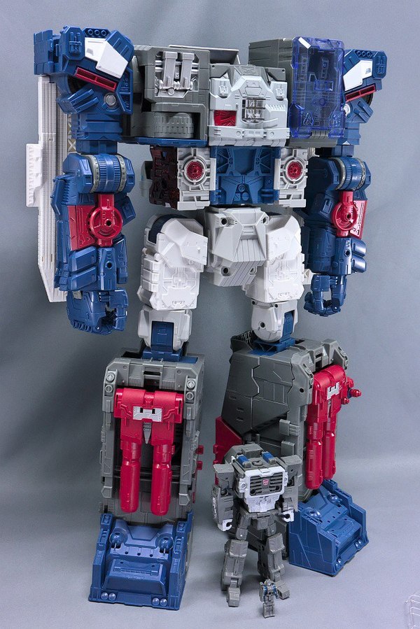 TakaraTomy September Releases In Hand Photos   LG Fortress Maximus Wheelie Rewind Blaster TAV Windblade More  (19 of 33)